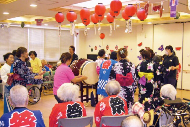 地域交流スペースでは、夏祭りなど季節の行事を行い近隣住民も参加いただいています。